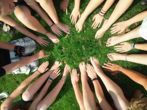 groupe de gens en cercle dont on ne voit que les mains et pieds